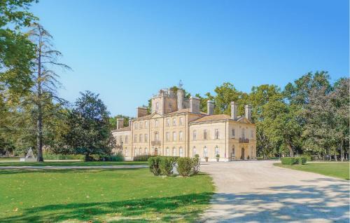 Le Sambuc Apartment | Cozy 3 Bedroom Apartment with Pool in Arles