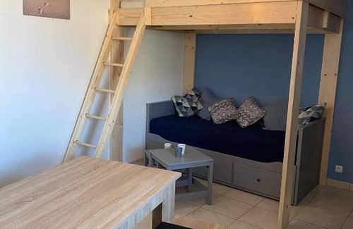 Froidchapelle Apartment | Relax by the Water at Les Pieds Dans L'Eau Hotel