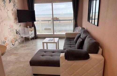 Bray-Dunes Apartment | Oceanfront Getaway at Les pieds dans le sable - 8.9/10 Rating