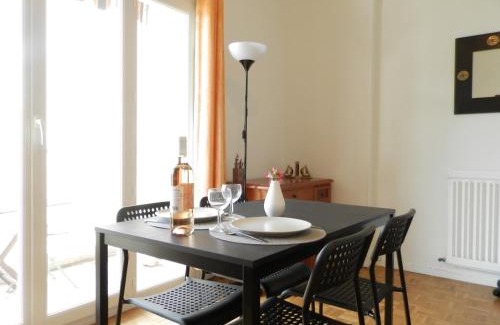 Cimiez Apartment | Peaceful Retreat at Les Pins with Cozy Terrace & Dining