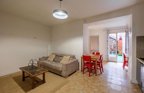 Villemur-sur-Tarn Apartment | Pet-Friendly Retreat at Les Platanes with Family Comfort