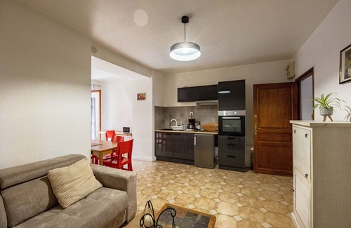 Villemur-sur-Tarn Apartment | Comfortable Les Platanes: One Bedroom Apartment for 4
