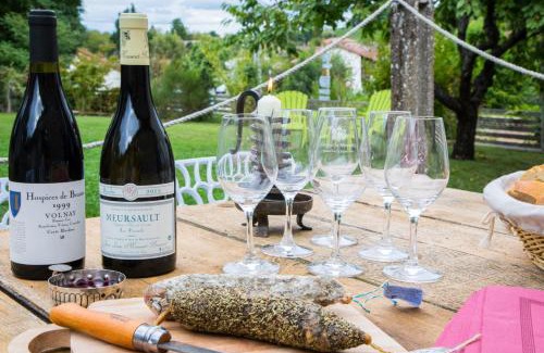 Aze Bed & Breakfast | Experience Les Portails Bleus: Family-Friendly with Pool