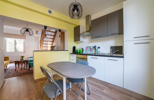 Arras Apartment | Discover Les Potiers 2: Stylish Duplex with Spa & Breakfast
