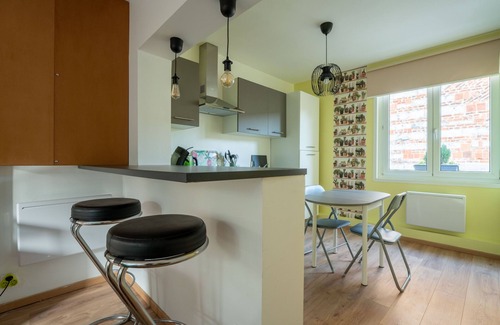 Arras Apartment | Discover Les Potiers 2: Stylish Duplex with Spa & Breakfast
