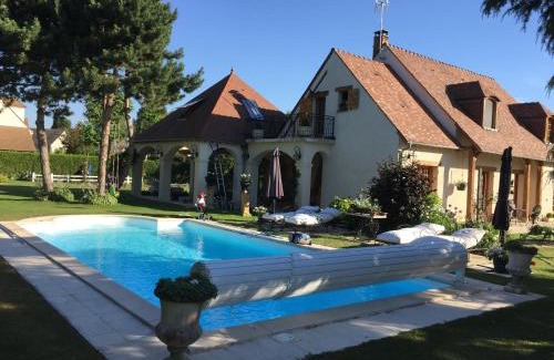 Chailly-en-Biere Bed & Breakfast | Experience Les Prémices De La Forêt with Oceanfront Bliss