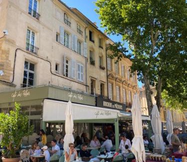 Aix-en-Provence Historic Centre Apartment | Les Precheurs Hideaway, Chic Retreat in Aix Historic Heart