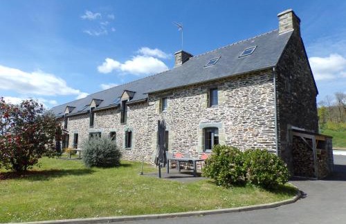 Mur-de-Bretagne House | Cozy Stay at LES REINETTES - Ideal for Families & Breakfast