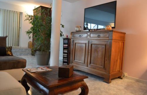 Angouleme House | Discover Les Remparts d'Angoulême: Oceanfront Escape