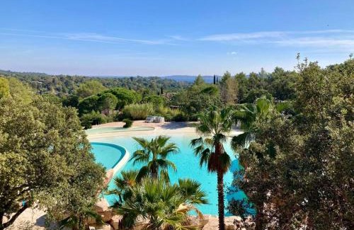 Les Restanques Apartment | Discover Les Restanques Cabrière with Oceanfront Pool Views