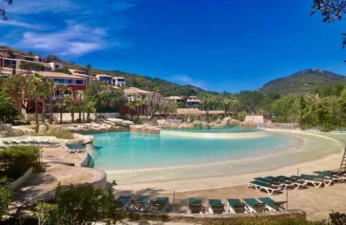 Les Restanques Apartment | Discover Les Restanques Cabrière with Oceanfront Pool Views