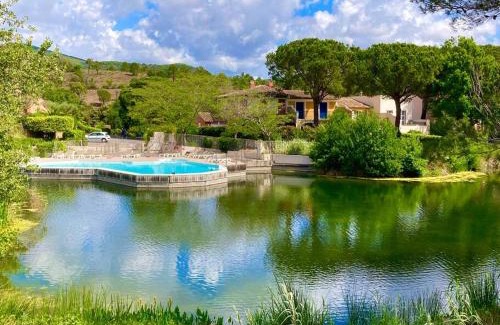 Les Restanques Apartment | Discover Les Restanques Cabrière with Oceanfront Pool Views