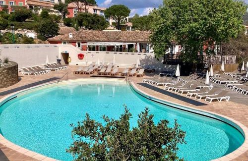 Les Restanques Apartment | Discover Les Restanques Cabrière with Oceanfront Pool Views