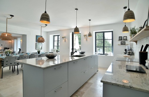 Roz-sur-Couesnon Villa | Les Roches Bleues: Poolside Oasis with Spa & Pet-Friendly Stays