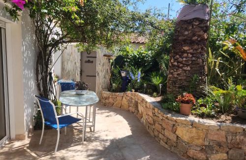 Plage de la Garonnette Apartment | Relaxing Oceanfront Retreat at Les Rosières Sainte Maxime