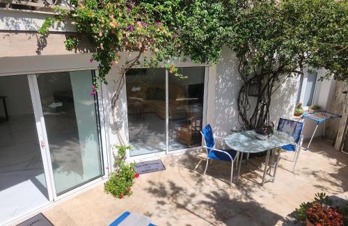 Plage de la Garonnette Apartment | Relaxing Oceanfront Retreat at Les Rosières Sainte Maxime