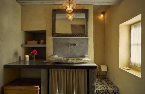 Aigaliers Bed & Breakfast | Idyllic Les Sardines aux Yeux Bleus: 4-Star Oceanfront Retreat