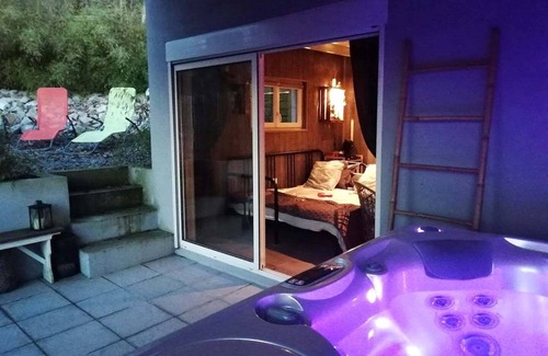 Clerques Cottage | Romantic Getaway at Les Sens des Bois with Private Jacuzzi