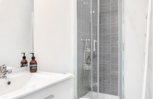 4th Arrondissement Apartment | MaisonMars: Cozy Studios with Terrace and Parking Available