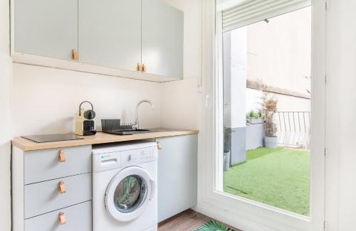 4th Arrondissement Apartment | MaisonMars: Cozy Studios with Terrace and Parking Available