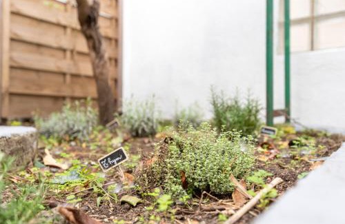 4th Arrondissement Apartment | MaisonMars: Cozy Studios with Terrace and Parking Available
