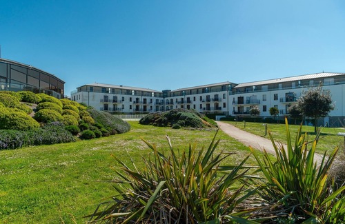 Concarneau Apartment | Relaxing Retreat: Les Thermes 406 with Shared Pool Access