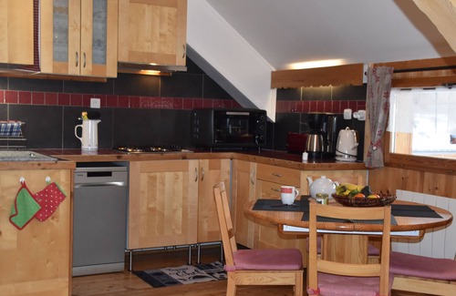Nevache Ski Chalet | Charming Les Thures: Guest Rated 9.8 with Kitchen Amenities