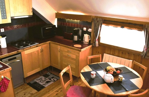 Nevache Ski Chalet | Charming Les Thures: Guest Rated 9.8 with Kitchen Amenities