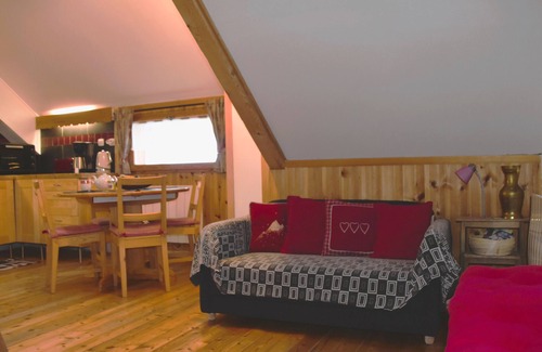Nevache Ski Chalet | Charming Les Thures: Guest Rated 9.8 with Kitchen Amenities