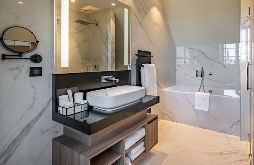 Tours City Centre Hotel | Experience Les Trésorières: 5-Star Luxury with Pool & Spa