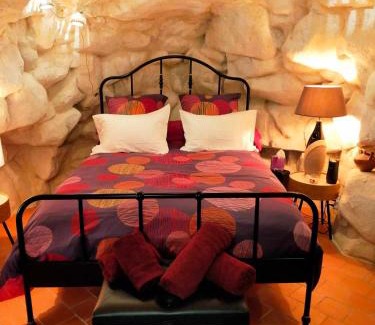 Gennes-Val-de-Loire Bed & Breakfast | Explore Les Troglos de Cumeray: Family-Friendly Retreat