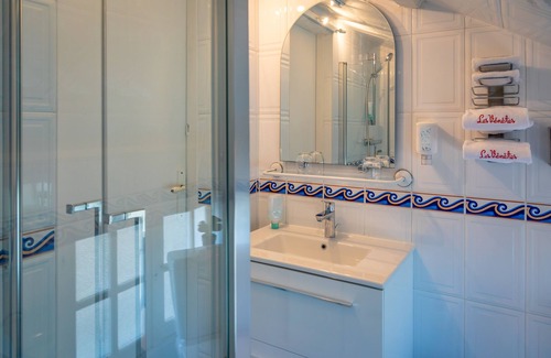 Arradon Hotel | Discover Les Vénètes: Top-Rated with Family-Friendly Amenities