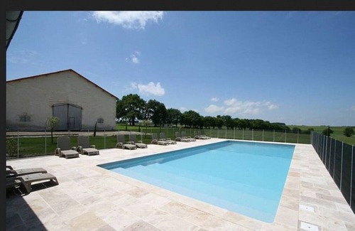 Reaux House | Stylish Les Vendangeurs with Heated Pool & Top Guest Rating