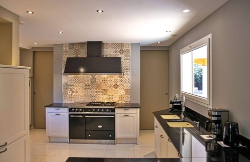 Cannes-et-Clairan House | Spacious 5-Bedroom Retreat in Cannes-Et-Clairan