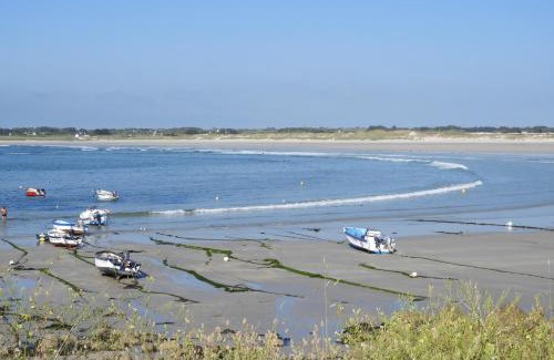 Saint-Guenole Bed & Breakfast | Beautiful Les Volets Bleus: Oceanfront Stay with Dining