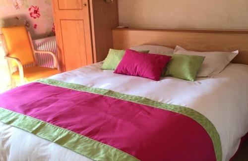 Thieblemont-Faremont Bed & Breakfast | Discover Les Wyllows: Family-Friendly Retreat with Hot Tub