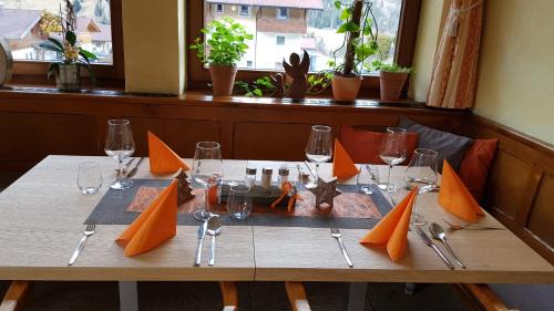 Kals am Grossglockner Hotel | Discover Lesacherhof: Pet-Friendly Retreat with Pool & Dining