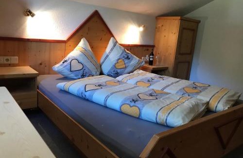 Kals am Grossglockner Hotel | Discover Lesacherhof: Pet-Friendly Retreat with Pool & Dining