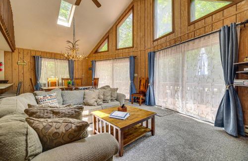 Greentown House | Family-Friendly Poconos Cabin - Steps from Lake Wallenpaupack!