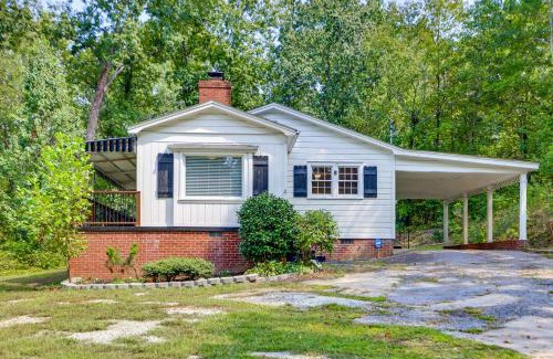 Greenville - Spartanburg House | Less Than 1 Mi to Paris Mtn State Park Retreat with Deck!