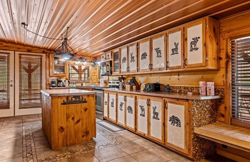 Townsend Cabin | Cozy 3BR Retreat with Hot Tub near National Park