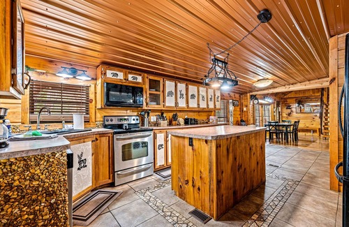 Townsend Cabin | Cozy 3BR Retreat with Hot Tub near National Park