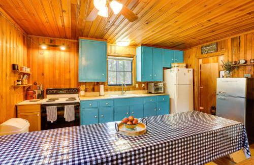 Trinity Center House | Less Than 2 Mi to Trinity Lake NorCal Getaway with BBQ
