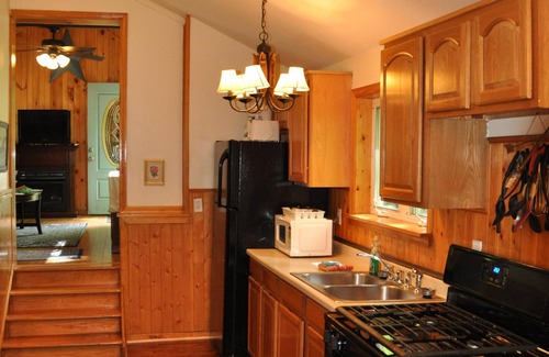 Altmar Cottage | Cozy Retreat at Woodson Bella Vista with Lake View & Spa