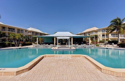 Crystal Harbour Apartment | Let's Runaway to the Island! 3 Island View Units, Pets Allowed, Near Camana Bay!