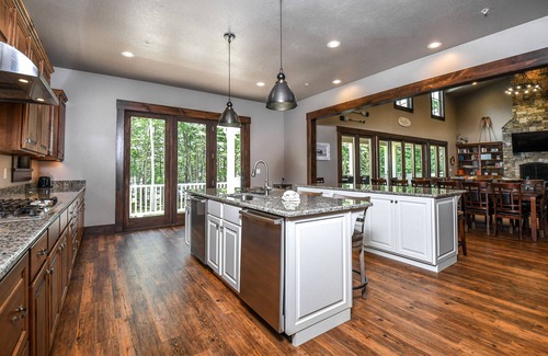 Waterfront Greens House | Unforgettable Lakefront Retreat with Pool & Hot Tubs!