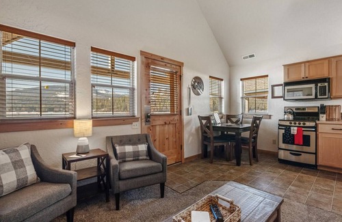 Dover Bay House | Lakefront Retreat: Cozy 1 Bedroom Bungalow with Hot Tub