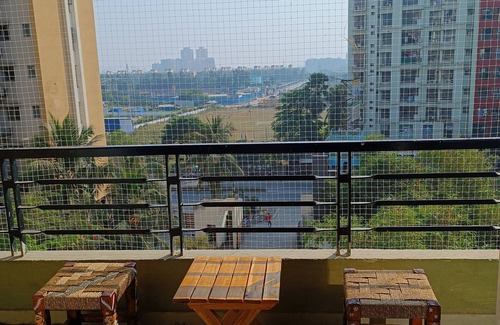 New Town Apartment | Ideal Studio Near Airport for Gatherings and Relaxation
