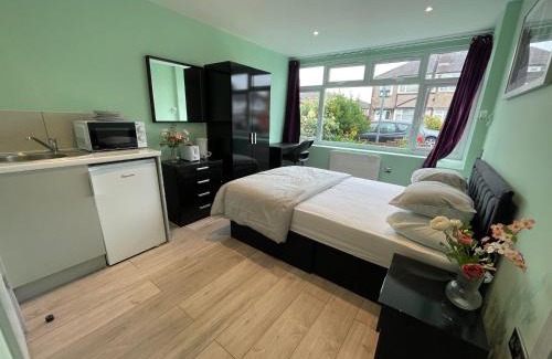 Pinkwell House | Convenient Letzi Private En-Suite Near Heathrow Airport T3