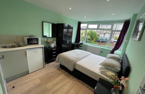 Pinkwell House | Convenient Letzi Private En-Suite Near Heathrow Airport T3